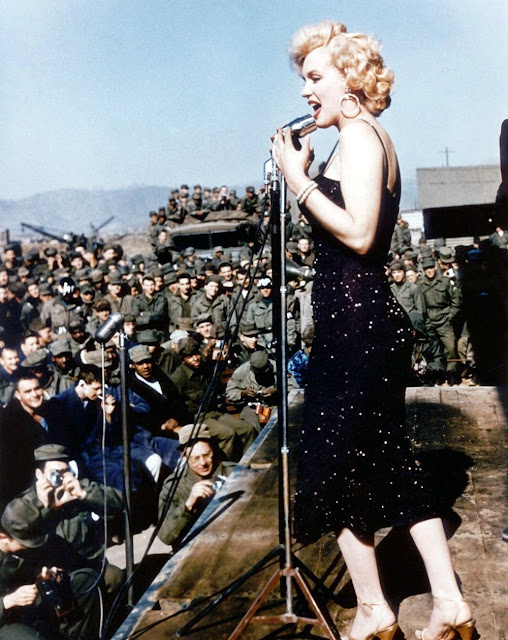Fascinating Color Photos of Marilyn Monroe Singing to the Troops During the First Show of Her Four-Day Tour in Korea – C1